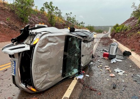 Três pessoas ficam feridas em grave acidente