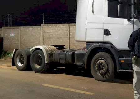 PRF apreende caminhão utilizado em golpe de roubo de cargas em GO