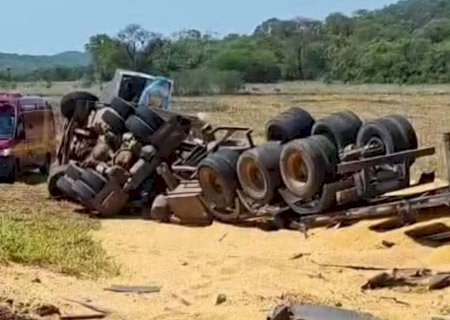 Carreta carregada com grãos tomba na rotatória da MS - 382