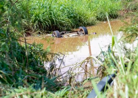 Carro com quatro ocupantes cai em córrego dentre eles uma criança de 4 anos