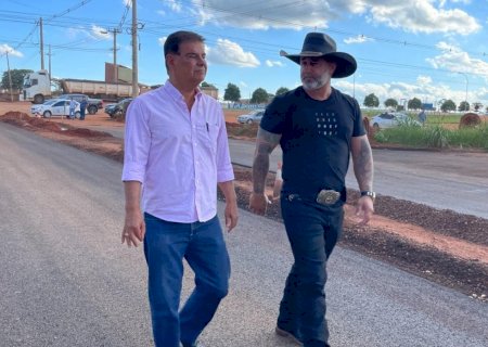 Os Reis do Asfalto: Juliano Ferro e Nelsinho Trad celebram avanço histórico na pavimentação de Ivinhema