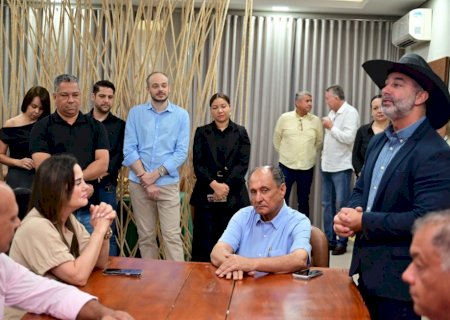 Prefeito Juliano Ferro recepciona deputados estaduais em seu gabinete