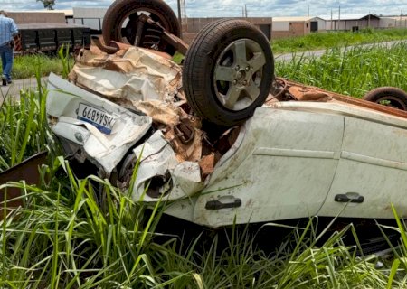 Ivinhema - Colisão traseira seguida de capotamento deixa uma vítima ferida presa as ferragens na BR - 376
