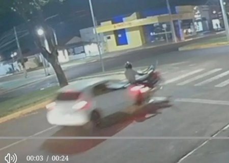 Motociclista é arremessado após ser atingido por carro em cruzamento em Ribas do Rio Pardo