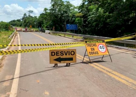 Carreta acima do peso derruba ponte de concreto na MS-080
