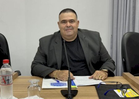 Professor Erlon concede Moção Honrosa de Reconhecimento e solicita redutor de velocidade no bairro Guiraí e placar no estádio Saraivão