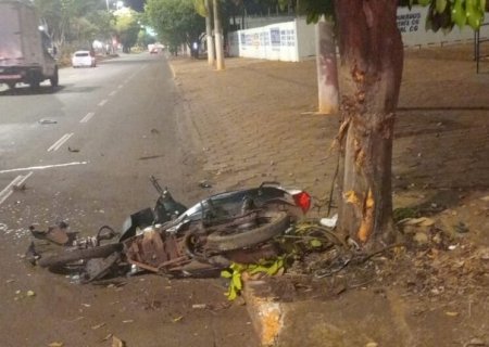Dourados- Jovem de 27 anos morre após colidir moto contra árvore