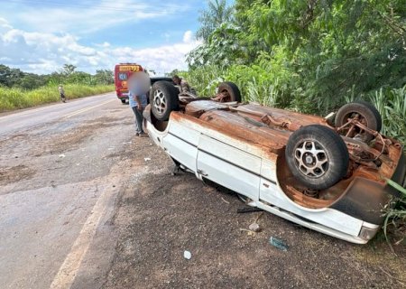 Idosa morre e criança fica presa às ferragens em capotamento