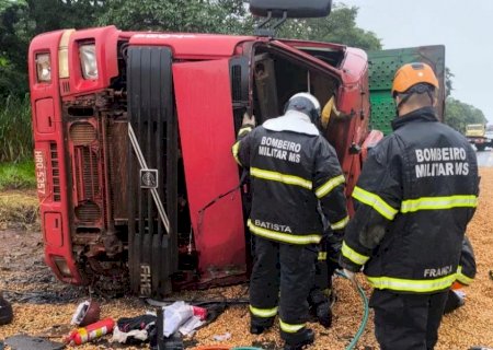 Motorista fica preso às ferragens após tombamento de carreta carregada com amendoim na MS-395