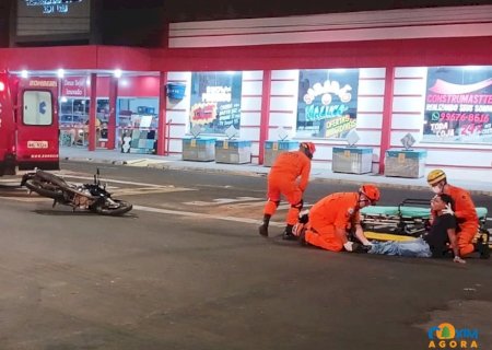Motorista foge após colidir em motociclista e capota carro