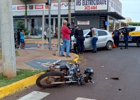Motociclista fica em estado grave após colisão com carro