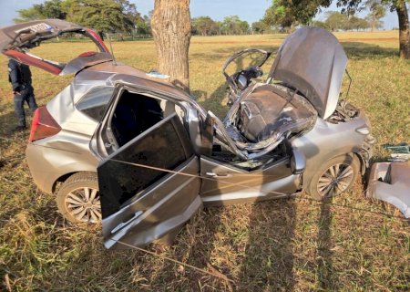 Suspeito bate carro em árvore, fica preso às ferragens e drogas ficam espalhadas em estrada entre Três Lagoas e Brasilândia