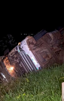 Ivinhema - Caminhão tomba na BR-376 sentido Amandina durante a madrugada desta terça-feira
