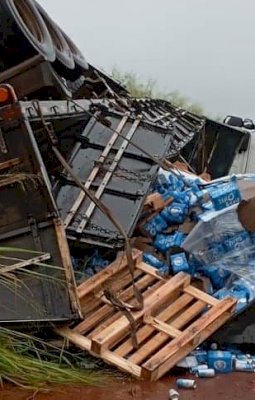 Carreta carregada de cerveja tomba na MS-276, entre Batayporã e Anaurilândia