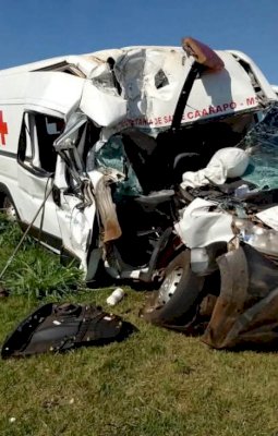 Ambulância da Saúde de Caarapó fica destruída após colisão com caminhão na BR-163