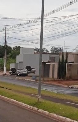 Ivinhema: Acidente envolvendo uma Van e uma caminhonete Mitsubishi Triton na Av Reinaldo Massi