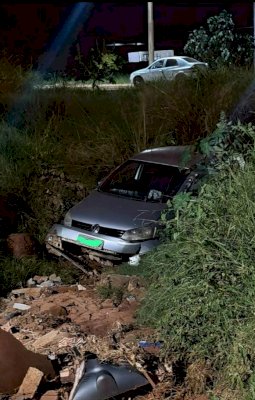 Motorista perde controle e veículo vai parar dentro de valeta em Ivinhema