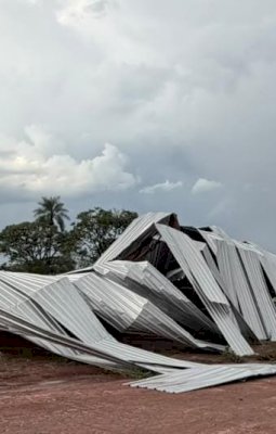 Ivinhema: forte vendaval atinge Amandina, arranca barracão e destelha casas