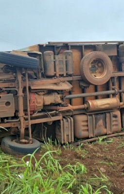 Ivinhema: caminhão desvia de buraco, é atingido por carreta e tomba na BR-376