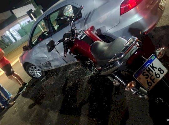 Adolescente fica ferido em acidente entre carro e moto no centro de Ivinhema