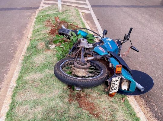 Ivinhema - Jovem perde controle da direção de moto e colide em placa de sinalização