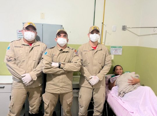 Ivinhema: Bombeiros realizam parto de emergência dentro da viatura e mãe e bebê passam bem