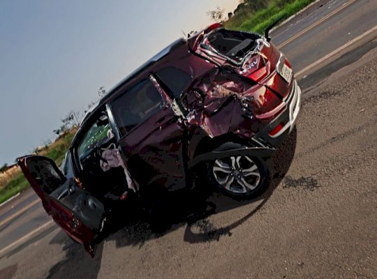 Grave colisão entre carro e caminhão é registrada na BR-376, em Ivinhema