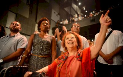 Morre a sambista Beth Carvalho