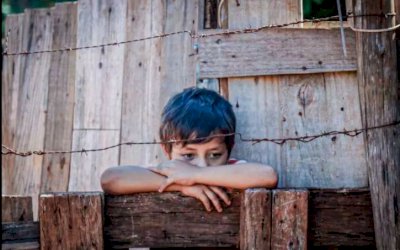 A fome já bate a porta, mostram os retratros da favela e sob o pontilhão