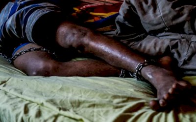 ‘Não posso abandonar, mas não estou aguentando’: sem saída, mãe acorrenta filho usuário de drogas