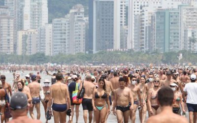 Banhistas sem máscaras e em guarda-sóis desrespeitam regras da fase vermelha em praias de Santos, SP