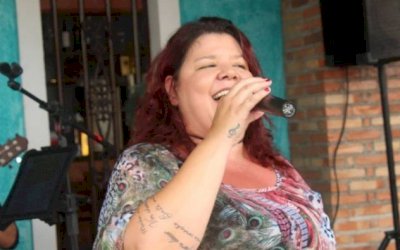 Morre cantora Cláudia Garcia, aos 49 anos, vítima de covid-19