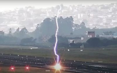 Vídeo impressionante registra momento exato em que raio atinge pista do Aeroporto de Guarulhos