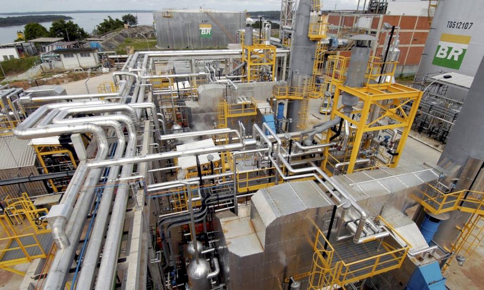 Litro da gasolina sobe pela quinta semana seguida e bate novo recorde.