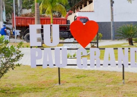 Letreiro em praça de Pau Grande viraliza nas redes sociais