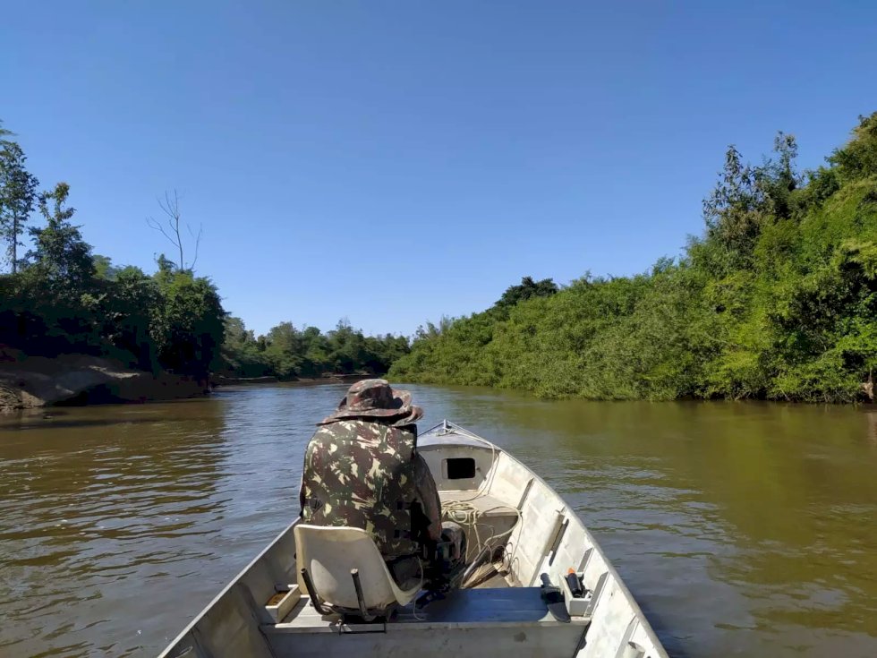 Polícia Militar Ambiental vigia cardumes, fiscaliza embarcações e orienta pescadores.