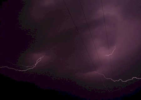 Tempestade elétrica e pancadas de chuva intensas atingiram MS durante madrugada.