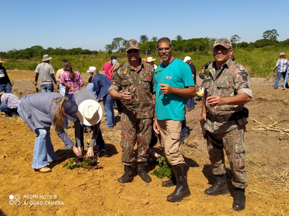 PMA do Parque das Várzeas do Rio Ivinhema realiza plantio de mudas nativas durante feira científica de universidade paranaense realizada no Parque