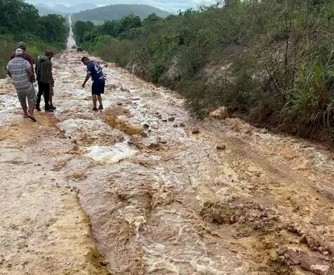 Rio leva ponte de madeira em Bonito e turismo teme mudanças bruscas no clima.