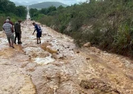 Rio leva ponte de madeira em Bonito e turismo teme mudanças bruscas no clima.