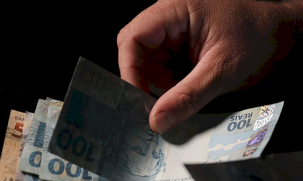 Governo antecipa para maio o pagamento do 13º de beneficiários do INSS.