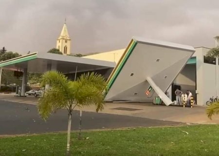 Ventos de maís de 80 km/h provocam estragos na região de Presidente Prudente.