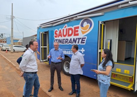 Suzano entrega ônibus equipado para levar atendimento médico a comunidades afastadas em cidade no MS.