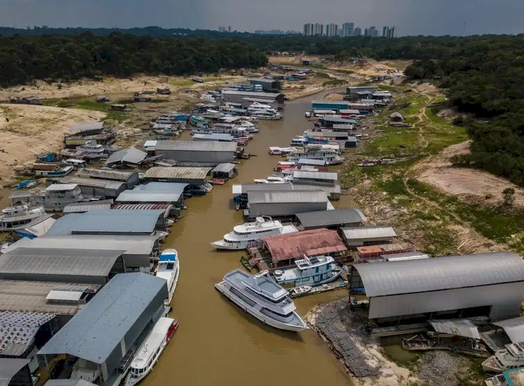 Com seca no Amazonas, ribeirinhos têm dificuldades para se locomover