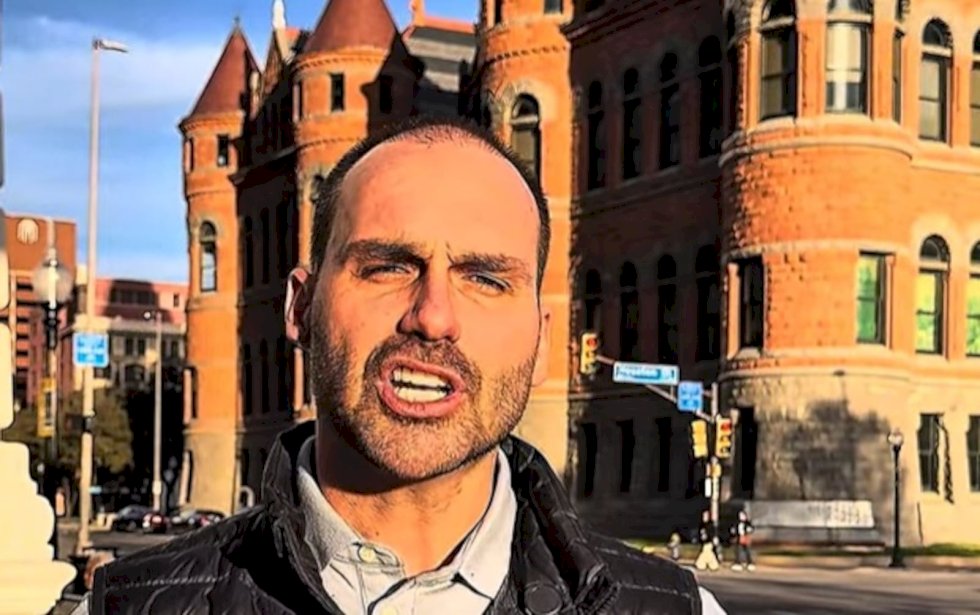 Eduardo Bolsonaro anuncia que vai se licenciar do mandato de deputado para não ser preso