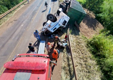 Motorista desvia de veículo e carreta tomba na BR-463; vítima é socorrida consciente