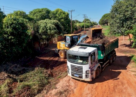 Obras de cascalhamento e melhorias estão sendo realizadas em Ivinhema