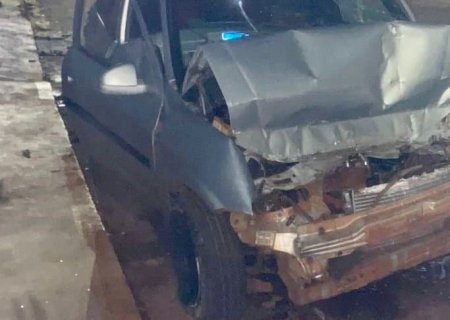 Nova Andradina - Celta colide violentamente na traseira de caminhão estacionado, e motorista morre