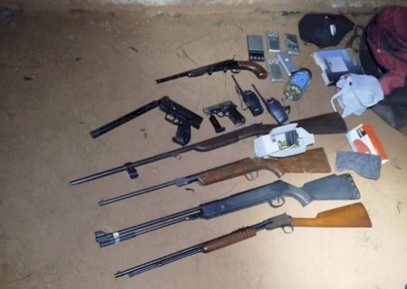 Polícia encontra arsenal com armas adaptadas, cocaína e mais de 400 munições