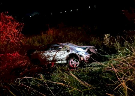 Acidente envolvendo carro, mobiliza a equipe dos Bombeiros Militar na noite desta quarta-feira